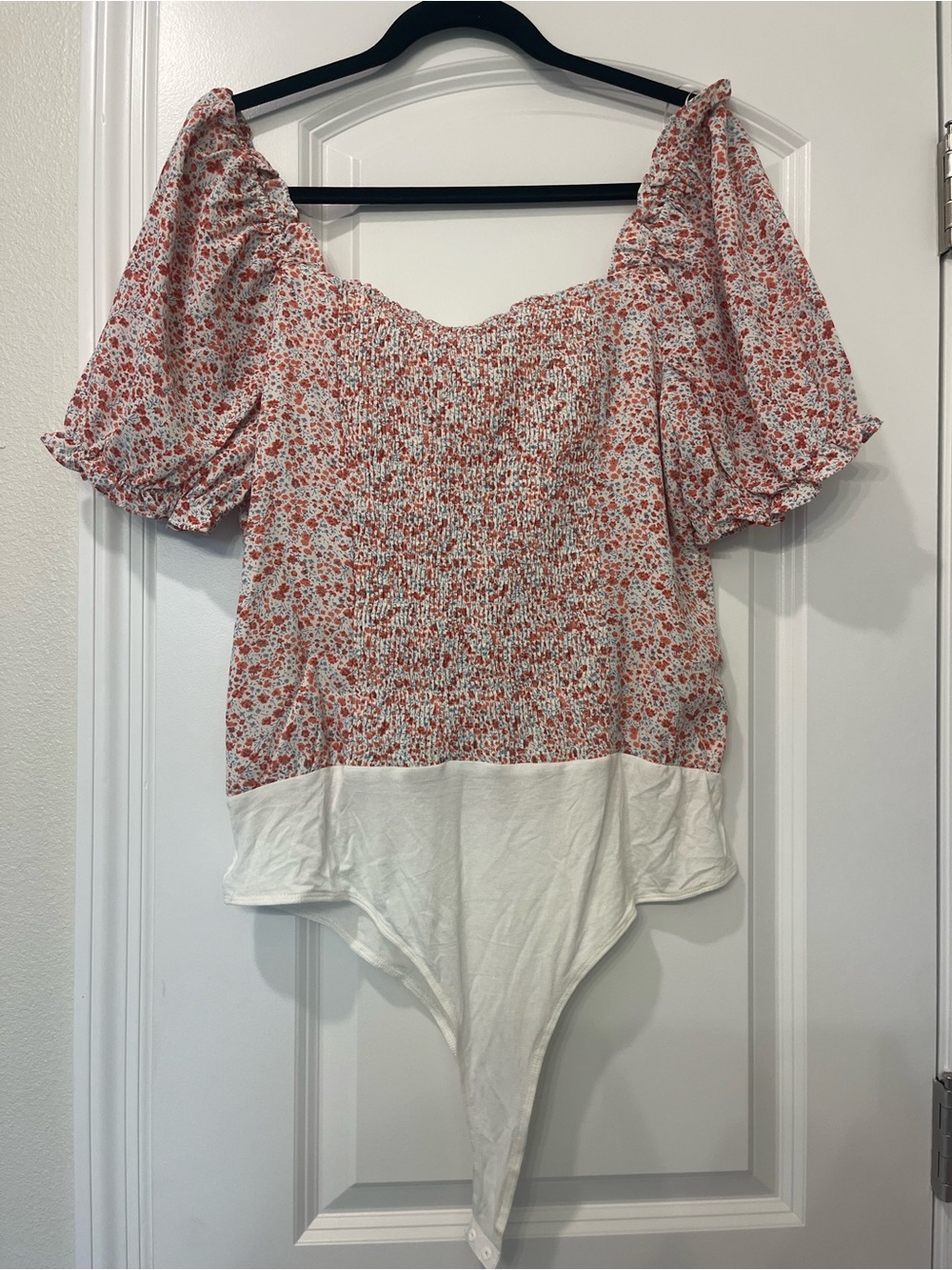 heyson boutique Floral Puff Sleeve Bodysuit in White and Coral large NWT - Picture 5 of 7